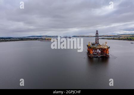 Luftaufnahme der Cromarty Firth, auch bekannt als der 'Ölbohrinsel-Friedhof - auch wenn die Einheimischen nicht einverstanden sind. Stockfoto