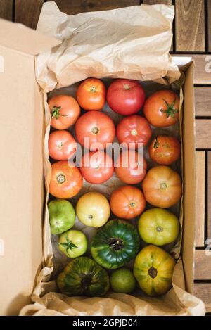 Verschiedene Farben Bio-Tomaten in Box Stockfoto