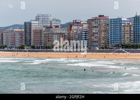 Die Küste von Gijon am Strand von San Lorenzo (Asturien, Spanien) Stockfoto