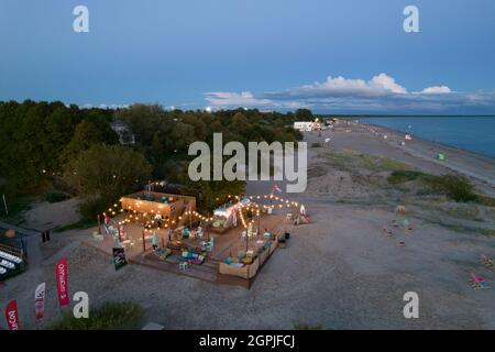 Beliebte kubanische Cocktailbar in einem Van am Strand von Pärnu bei Sonnenuntergang im Sommer. Luftaufnahme des Strandes von Pärnu. Stockfoto