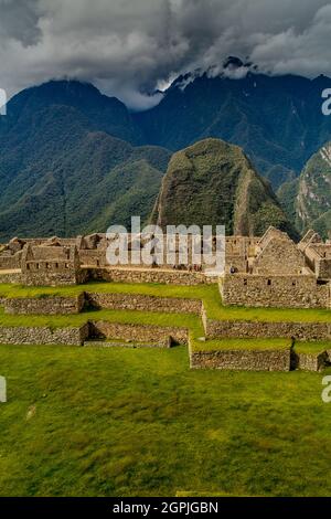 Hauptplatz und Mauern der Machu Picchu Ruinen, Peru Stockfoto