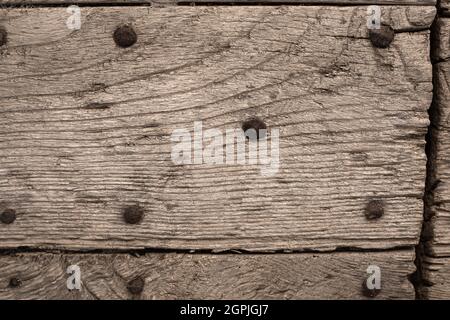 Probe der alten Tür mit großen Metallnägeln. Nahaufnahme eines antiken mediterranen Holztores. Hintergrund und Hintergrundbild Bild. Speicherplatz kopieren. Vintage-Oberfläche Stockfoto