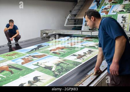 Denizli / Türkei - 06/07/2014: Unbekannte Arbeiter arbeiten in der Textilfabrik. Stockfoto