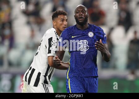 Turin, Italien, 29. September 2021. Danilo von Juventus sieht zu, wie Romelu Lukaku vom FC Chelsea während des UEFA Champions League-Spiels im Allianz Stadium in Turin reagiert. Bildnachweis sollte lauten: Jonathan Moscrop / Sportimage Stockfoto