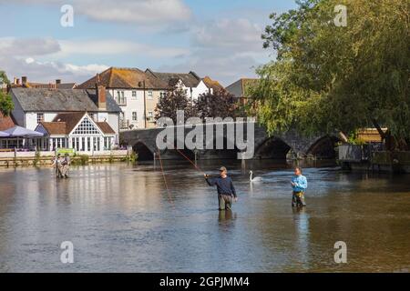 England, Hampshire, The New Forest, Fordingbridge, Town View und Fly Fisherman im Fluss Avon Stockfoto