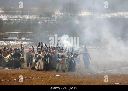 Borissow, Weißrussland - 25. November 2018: Historischer Wiederaufbau die Schlacht von Beresina im napoleonischen Krieg zwischen russischen und französischen Armeen im Jahr 1812. Ende Stockfoto