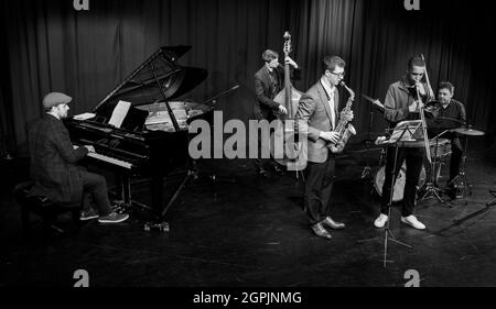 Elliott Sansom, James Owston, Sean Payne, Daniel Higham, Clark Tracey - Herts Jazz - Probe - Clark Tracey Sextet - The Maltings Theatre Stockfoto