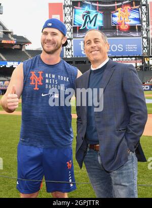 Queens, NY, USA. September 2021. Pete Alonso von den NY Mets und Jerry Seinfeld, die am 29. September 2021 vor dem NY Mets gegen das Miami Marlins Game im Citi Field in Queens, New York City, abgebildet wurden. Quelle: John Palmer/Media Punch/Alamy Live News Stockfoto
