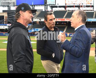 Queens, NY, USA. September 2021. Don Mattingly, Manager des Miami Marlins, ehemaliger NY Met, Lee Mazzilli und Jerry Seinfeld, das am 29. September 2021 vor dem NY Mets gegen das Miami Marlins Game im Citi Field in Queens, New York City, abgebildet wurde. Quelle: John Palmer/Media Punch/Alamy Live News Stockfoto