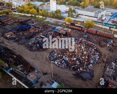 Metall-Recycling-Industrie. Drohne Luftaufnahme von Schrottplatz Stockfoto