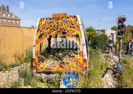 Ausstellung der Saachi Gallery, „Delays expected“ des Künstlers Dan Rawlings, RHS Chelsea Flower Show, Royal Hospital Chelsea, London SW3 im September 2021 Stockfoto