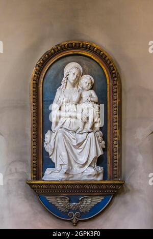 Skulptur der Jungfrau Maria mit dem Jesuskind auf dem Heiligen Dreifaltigkeit Sloane Square, einer anglikanischen Kirche in der Sloane Street in Chelsea, im Zentrum von London SW1 Stockfoto