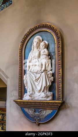 Wandmontierte Madonna mit Kind Skulptur auf dem Holy Trinity Sloane Square, einer anglikanischen Kirche in der Sloane Street in Chelsea, im Zentrum von London SW1 Stockfoto