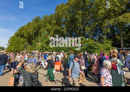 Besuchermassen beim 50-jährigen Garten der Trailfinders, der RHS Chelsea Flower Show, die im September 2021 im Royal Hospital Chelsea, London SW3, stattfand Stockfoto