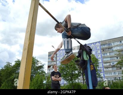 Kovrov, Russland. 11. Juni 2017. Teen ist in Disziplin Gimbarr auf einer horizontalen Bar im Schulhof beschäftigt Stockfoto