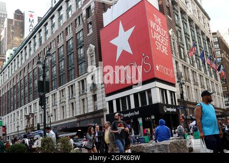 29. September 2021, New York City, New York, US: Amazon.com, Inc. Der amerikanische multinationale Konzern hat versucht, das Macy's Department Store in New York, das größte der Welt, unter Druck zu setzen, indem er versuchte, die Rechte an der Plakatwand des Einzelhändlers zu beanspruchen, die an seinem Flagship-Store in Herald Square angebracht ist. Die große rote Plakatwand wurde von Macy's über fünfzig (50) Jahre lang benutzt, aber sie ist nicht im Besitz von ihnen. Nun, da ihr Mietvertrag ist aus, Amazon hatte sich bewegt, um Rechte an der Werbung Immobilien, was dazu geführt, was sicher ist, am bevorstehenden Rechtsstreit um die geschätzte Plakatwand, wie Stockfoto