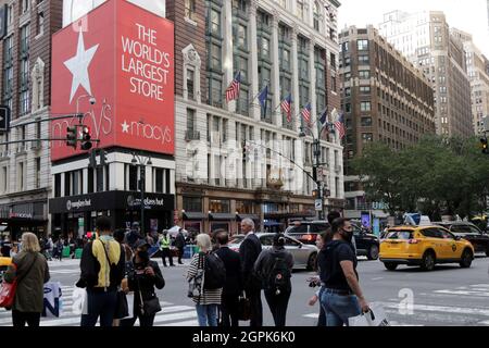 29. September 2021, New York City, New York, US: Amazon.com, Inc. Der amerikanische multinationale Konzern hat versucht, das Macy's Department Store in New York, das größte der Welt, unter Druck zu setzen, indem er versuchte, die Rechte an der Plakatwand des Einzelhändlers zu beanspruchen, die an seinem Flagship-Store in Herald Square angebracht ist. Die große rote Plakatwand wurde von Macy's über fünfzig (50) Jahre lang benutzt, aber sie ist nicht im Besitz von ihnen. Nun, da ihr Mietvertrag ist aus, Amazon hatte sich bewegt, um Rechte an der Werbung Immobilien, was dazu geführt, was sicher ist, am bevorstehenden Rechtsstreit um die geschätzte Plakatwand, wie Stockfoto
