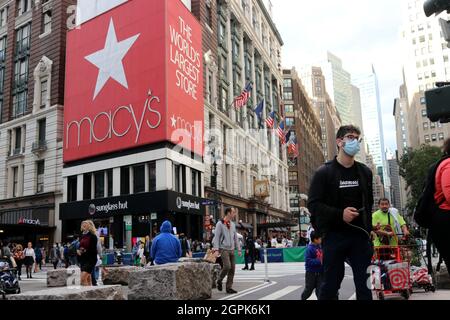 29. September 2021, New York City, New York, US: Amazon.com, Inc. Der amerikanische multinationale Konzern hat versucht, das Macy's Department Store in New York, das größte der Welt, unter Druck zu setzen, indem er versuchte, die Rechte an der Plakatwand des Einzelhändlers zu beanspruchen, die an seinem Flagship-Store in Herald Square angebracht ist. Die große rote Plakatwand wurde von Macy's über fünfzig (50) Jahre lang benutzt, aber sie ist nicht im Besitz von ihnen. Nun, da ihr Mietvertrag ist aus, Amazon hatte sich bewegt, um Rechte an der Werbung Immobilien, was dazu geführt, was sicher ist, am bevorstehenden Rechtsstreit um die geschätzte Plakatwand, wie Stockfoto