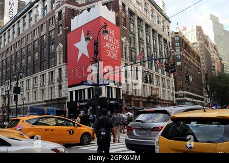 29. September 2021, New York City, New York, US: Amazon.com, Inc. Der amerikanische multinationale Konzern hat versucht, das Macy's Department Store in New York, das größte der Welt, unter Druck zu setzen, indem er versuchte, die Rechte an der Plakatwand des Einzelhändlers zu beanspruchen, die an seinem Flagship-Store in Herald Square angebracht ist. Die große rote Plakatwand wurde von Macy's über fünfzig (50) Jahre lang benutzt, aber sie ist nicht im Besitz von ihnen. Nun, da ihr Mietvertrag ist aus, Amazon hatte sich bewegt, um Rechte an der Werbung Immobilien, was dazu geführt, was sicher ist, am bevorstehenden Rechtsstreit um die geschätzte Plakatwand, wie Stockfoto