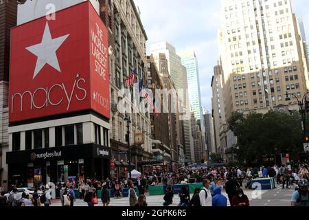 29. September 2021, New York City, New York, US: Amazon.com, Inc. Der amerikanische multinationale Konzern hat versucht, das Macy's Department Store in New York, das größte der Welt, unter Druck zu setzen, indem er versuchte, die Rechte an der Plakatwand des Einzelhändlers zu beanspruchen, die an seinem Flagship-Store in Herald Square angebracht ist. Die große rote Plakatwand wurde von Macy's über fünfzig (50) Jahre lang benutzt, aber sie ist nicht im Besitz von ihnen. Nun, da ihr Mietvertrag ist aus, Amazon hatte sich bewegt, um Rechte an der Werbung Immobilien, was dazu geführt, was sicher ist, am bevorstehenden Rechtsstreit um die geschätzte Plakatwand, wie Stockfoto