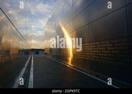 Jersey City, New Jersey: Der Glanz des Sonnenuntergangs leuchtet durch „Empty Sky“, das offizielle New Jersey-Denkmal für die Opfer des Attentats von 9/11. Stockfoto