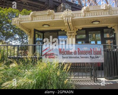 Roosevelt Island, NY: Das Schild begrüßt die Besucher an dem Visitor Center Kiosk, der sich gegenüber der Straßenbahnhaltestelle der Insel befindet, ist ein alter U-Bahn-Eingang. Stockfoto