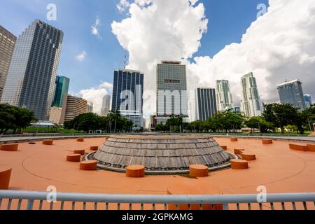 Blick auf die Innenstadt von Miami vom Brunnen im Bayfront Park Stockfoto