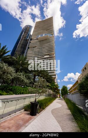 Sunny Isles Beach, FL, USA - 26. September 2021: Foto des Strandweges von Turnberry Ocean Club Residences Stockfoto