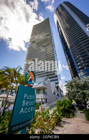 Sunny Isles Beach, FL, USA - 26. September 2021: Sunny Isles Zugang zum öffentlichen Strand Stockfoto