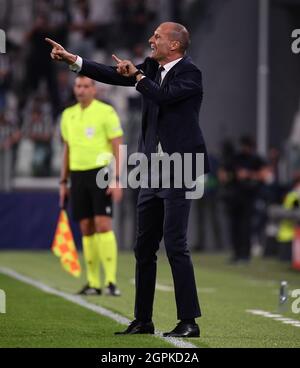 Turin, Italien. September 2021. Der Cheftrainer des FC Juventus, Massimiliano Allegri, ist beim UEFA Champions League-Spiel der Gruppe H zwischen dem FC Juventus und Chelsea am 29. September 2021 in Turin, Italien, zu sehen. Quelle: Federico Tardito/Xinhua/Alamy Live News Stockfoto