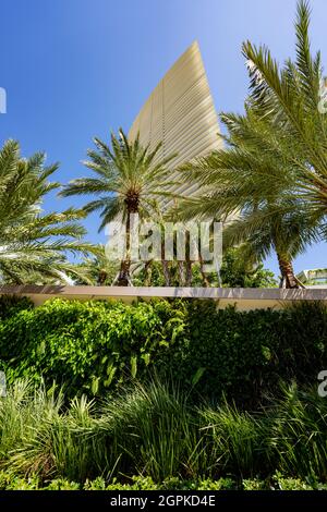 Sunny Isles Beach, FL, USA - 26. September 2021: armani Casa Sunny Isles Beach Florida USA Palmen und Landschaft Stockfoto