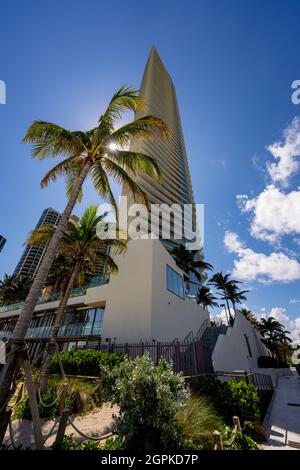 Sunny Isles Beach, FL, USA - 26. September 2021: Armani Casa Sunny Isles Beach Florida USA Palmen und Landschaft Stockfoto