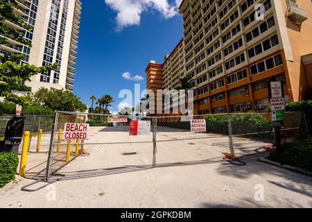 Sunny Isles Beach, FL, USA - 26. September 2021: Eingezäunter Strandabschluss Sunny Isles Stockfoto