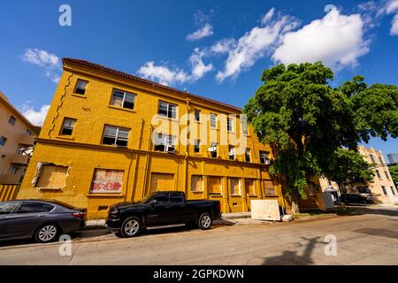 Miami, FL, USA - 26. September 2021: Altes unsicheres Gebäude in Little Havana, Miami, FL, geschlossen und verschlechtert sich Stockfoto