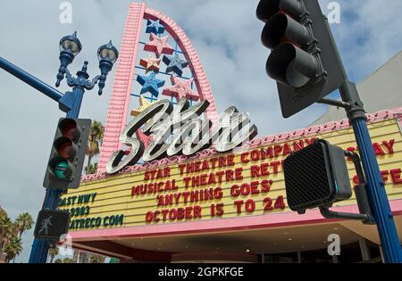 Festzelt und Schild im Vintage Star Theatre in Oceanside, Kalifornien Stockfoto