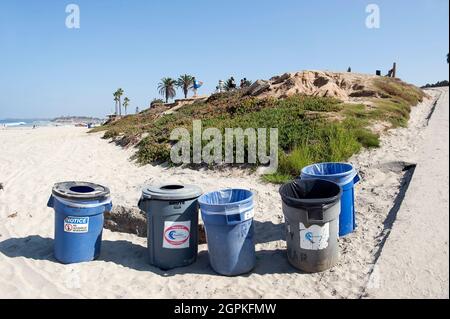 Müll- und Recyclingbehälter am Strand in La Jolla, CA Stockfoto