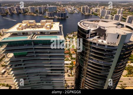 Sunny Isles Beach, FL, USA - 26. September 2021: Luftaufnahme der Turnberry Ocean Club Residences und des Porsche Design Tower Stockfoto