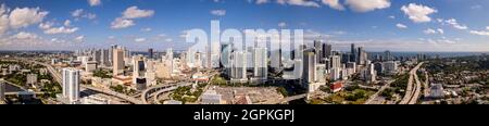 Luftpanorama Downtown Miami und Brickell von der Westseite aus gesehen Stockfoto