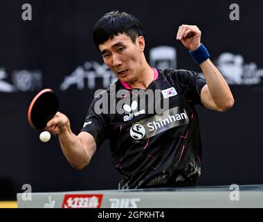 Doha, Katar. September 2021. Lee Sangsu aus Südkorea tritt beim Mannschaftsquartal zwischen Südkorea und Hongkong (China) bei den ITTF-ATTU Asienmeisterschaften 2021 in Doha, Katar, am 29. September 2021 gegen Wong Chun Ting aus Hongkong (China) an. Kredit: Nikku/Xinhua/Alamy Live Nachrichten Stockfoto