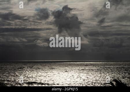 Riesige Sturmwolken über dem Meer. Er spiegelt sich auf dem Wasser. Urlaubslandschaft. Tropischer Sturm. Stockfoto