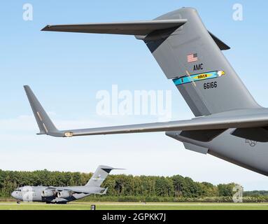 Eine C-17 Globemaster III taxi auf der Startbahn hinter einer geparkten C-17 auf dem Dover Air Force Base, Delaware, 24. September 2021. Die inhärente Flexibilität und Leistung der C-17-Kraft verbessert die Fähigkeit des gesamten Luftliftsystems, die weltweiten Anforderungen an die Luftzermobilität der USA zu erfüllen. (USA Luftwaffe Foto von Roland Balik) Stockfoto