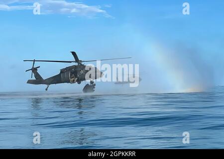 KEY WEST, Florida – Grüne Berets mit 1. Bataillon, 1. Special Forces Group (Airborne), setzen während des Wasserinfiltrationskurses in Key West, Florida, im September 2021 ein Kampfflugzeugfahrzeug aus einem UH-60 Blackhawk-Hubschrauber ein. Der Kurs verbessert die Fähigkeit des Green Beret, wasserbasierte Infiltrationstechniken einzusetzen, um Missionen im gesamten Indo-Pazifik-Raum durchzuführen. (USA Foto der Armee) Stockfoto