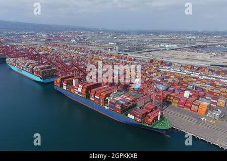 Frachtschiffe werden am Mittwoch, den 29. September 2021, in Long Beach, im Hafen von Long Beach zurückgeloggt. Kalif = Stockfoto