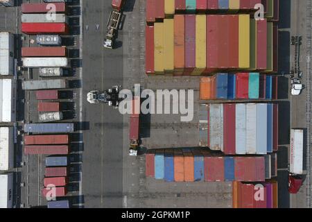 Frachtschiffe werden am Mittwoch, den 29. September 2021, in Long Beach, im Hafen von Long Beach zurückgeloggt. Kalif = Stockfoto