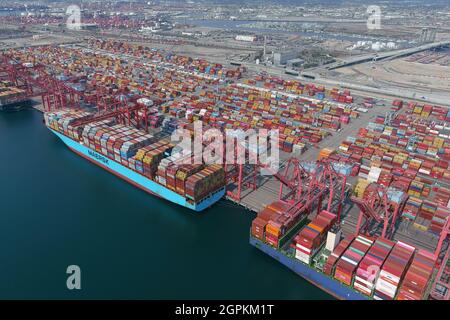 Frachtschiffe werden am Mittwoch, den 29. September 2021, in Long Beach, im Hafen von Long Beach zurückgeloggt. Kalif = Stockfoto