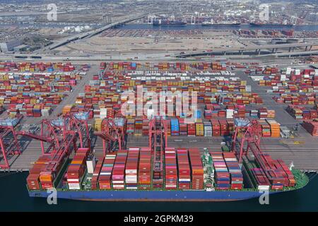 Frachtschiffe werden am Mittwoch, den 29. September 2021, in Long Beach, im Hafen von Long Beach zurückgeloggt. Kalif = Stockfoto