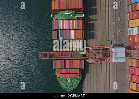 Frachtschiffe werden am Mittwoch, den 29. September 2021, in Long Beach, im Hafen von Long Beach zurückgeloggt. Kalif = Stockfoto