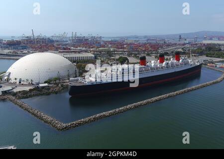 Das RMS Queen Mary Ozeandampfer-Kreuzfahrt-Schiff wird mit der Spruce Goose als Hintergrund angedockt, Mittwoch, 29. September 2021, in Long Beach, Kalif.= Stockfoto