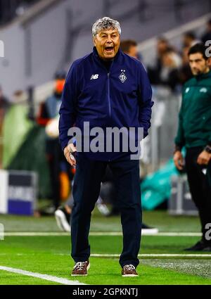 München, Deutschland. September 2021. Cheftrainer Mircea Lucescu von Dynamo Kiew reagiert während eines UEFA Champions League-Spiels der Gruppe E in der 2. Runde zwischen Bayern München und Dynamo Kiew in der Ukraine am 29. September 2021 in München. Quelle: Philippe Ruiz/Xinhua/Alamy Live News Stockfoto