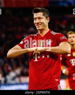 München, Deutschland. September 2021. Robert Lewandowski von Bayern München feiert seinen ersten Torschützentitel während eines UEFA Champions League-Spiels der Gruppe E in der 2. Runde zwischen Bayern München und Dynamo Kiew in der Ukraine am 29. September 2021 in München. Quelle: Philippe Ruiz/Xinhua/Alamy Live News Stockfoto